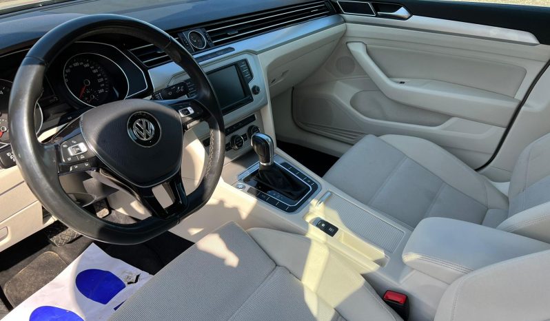 Volkswagen Passat full