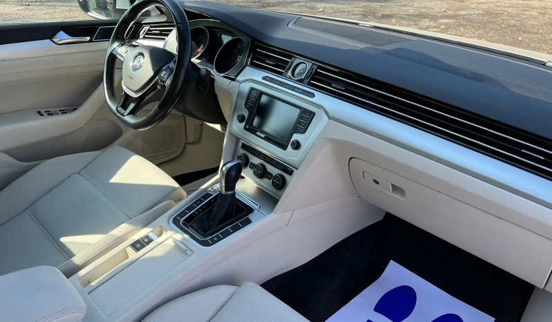 Volkswagen Passat full